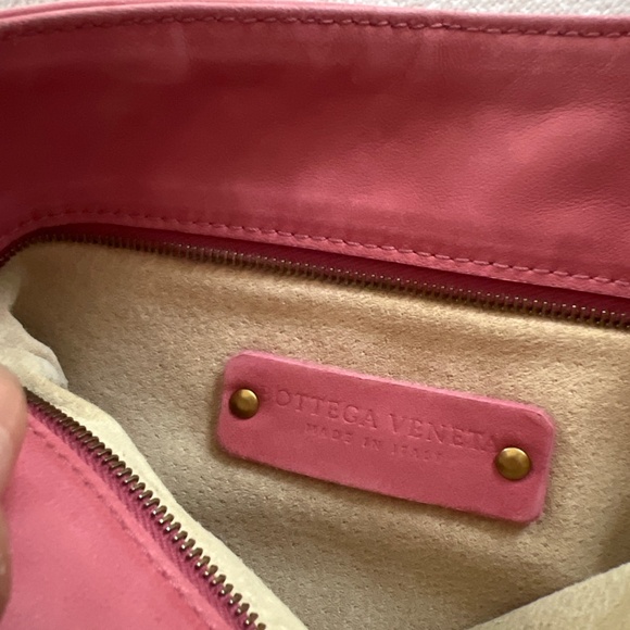 Cross is Bottega Venetta  coral leather bag. - Picture 4 of 4